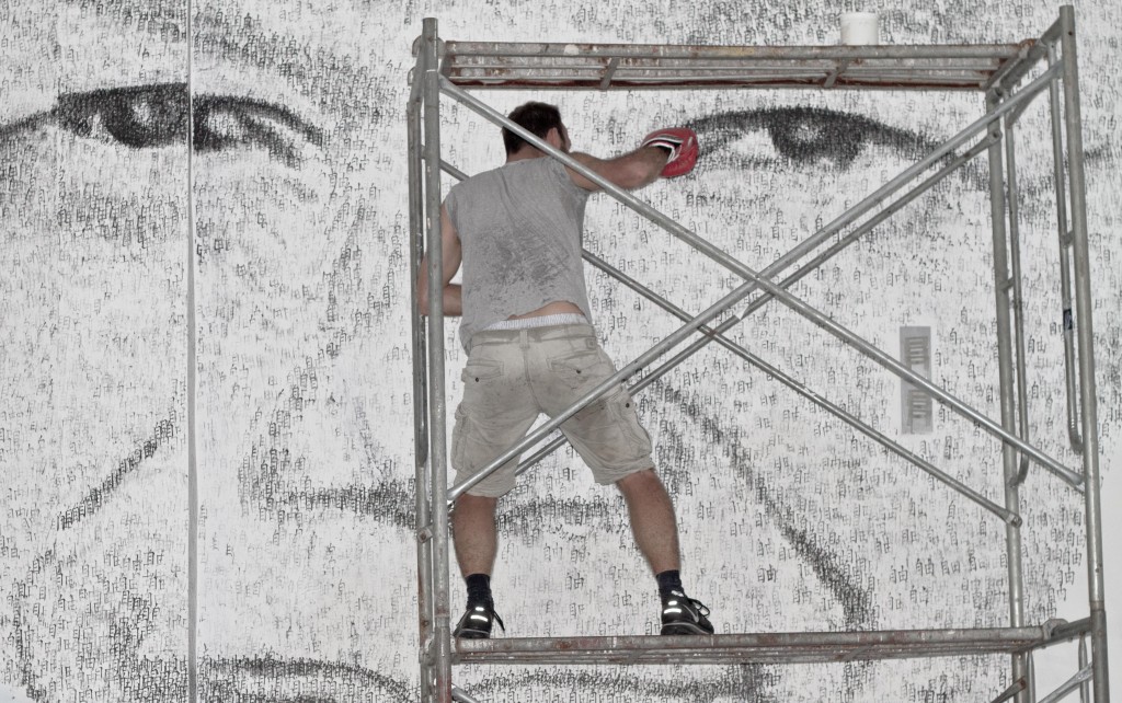 004 AKASHI, Phil, Tribute to Mandela Street Art Performance still)